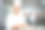 高级烘焙师看着镜头。面包师穿着厨师服，戴着厨师帽，在厨房里一起做饭。年轻的亚洲人从厨房的现代电炉中取出新鲜出炉的饼干。图片下载