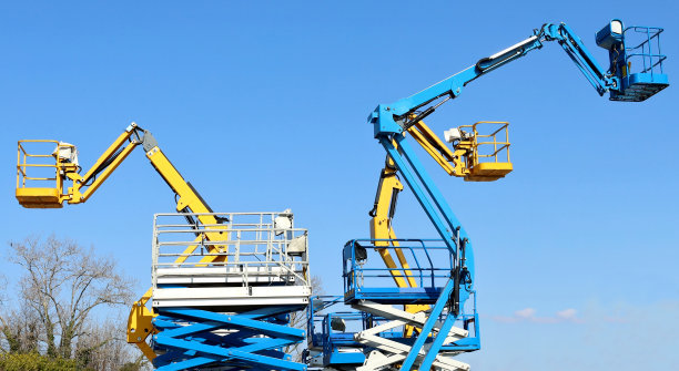 组工作高空平台，采樱桃机和剪刀升降机模型。图片下载