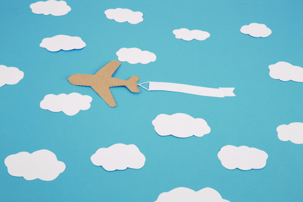 在云层上方的蓝色地面上驾驶飞机图片下载