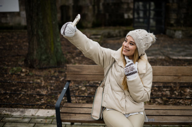 年轻女子在布达佩斯过冬图片下载