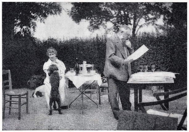 1899年，奥古斯特·罗丹在花园里读信图片下载