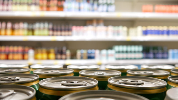 商店货架上许多精美啤酒罐的特写图片下载