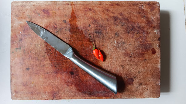 切菜板上的红辣椒图片下载