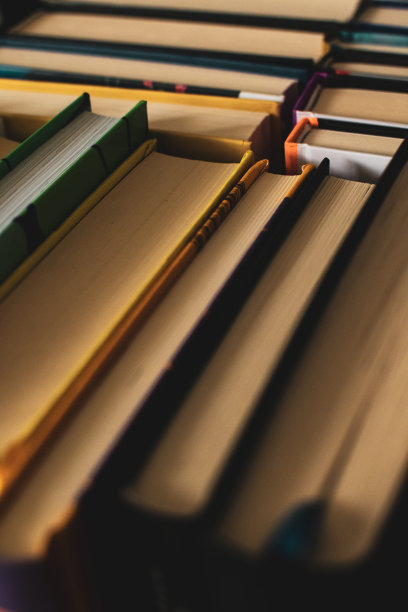 背景:一套书一个接一个地站着，从上面看图片下载