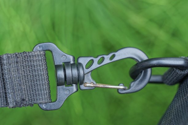 戒指上有一个闭合的黑色金属钩，包上有背带图片下载