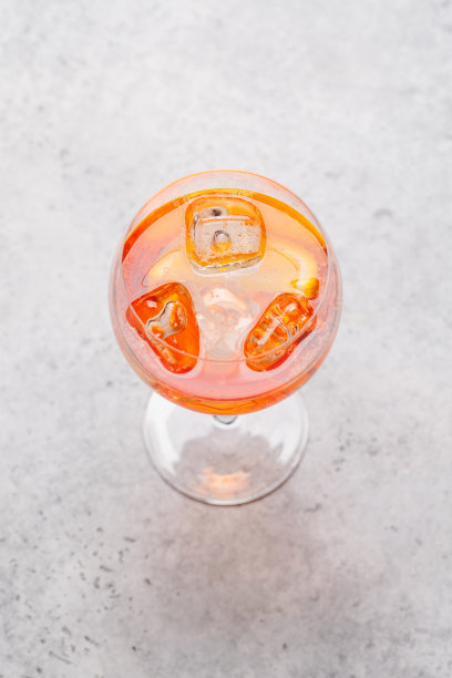 阳光明媚的日子里，清爽的鸡尾酒图片下载