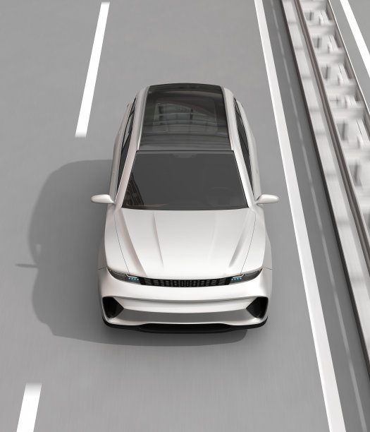 银色电动SUV在高速公路上行驶图片下载