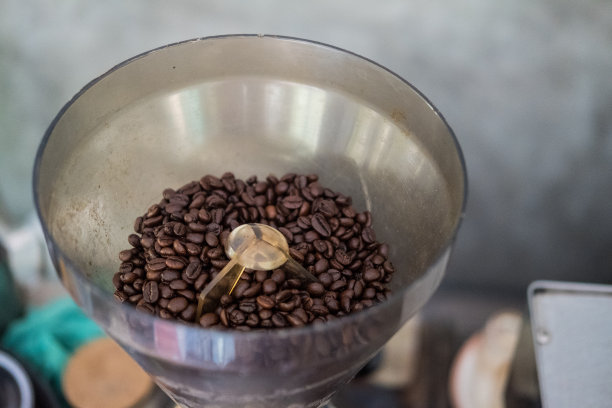 咖啡机中的咖啡豆图片下载