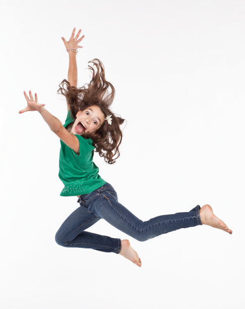 一个女人在一个孤立的白色背景上跳图片下载