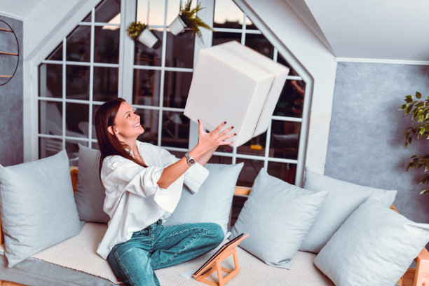 一名女子收到她在网上订购的礼盒后印象深刻图片下载