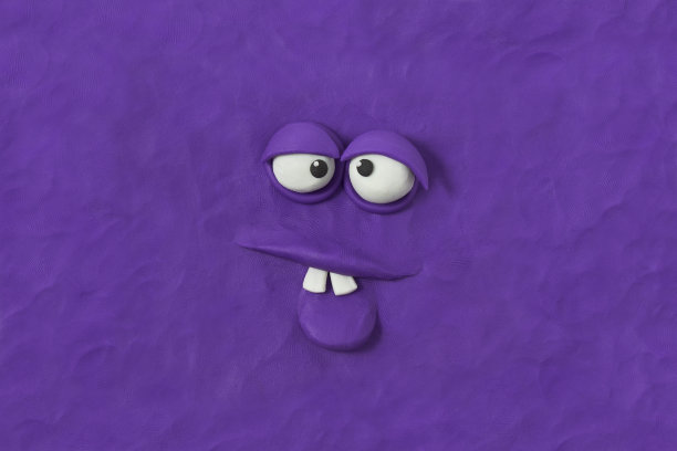 可爱的怪物，神奇的生物手工紫色橡皮泥。漫画的面部表情。丑陋而疯狂的外星怪物的脸。三维作品图片下载
