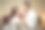 慈爱的丈夫请妻子在床上享用美味的早餐图片下载