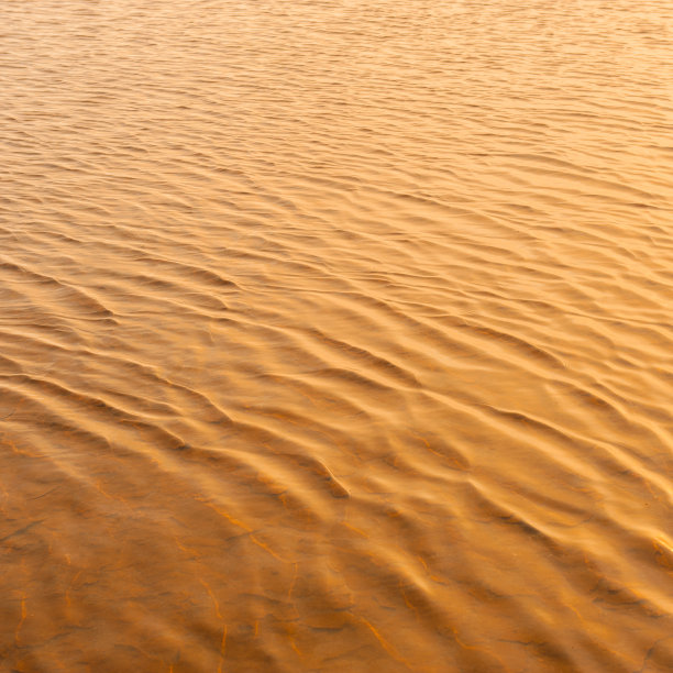 波浪在浅水区的水面上。图片下载