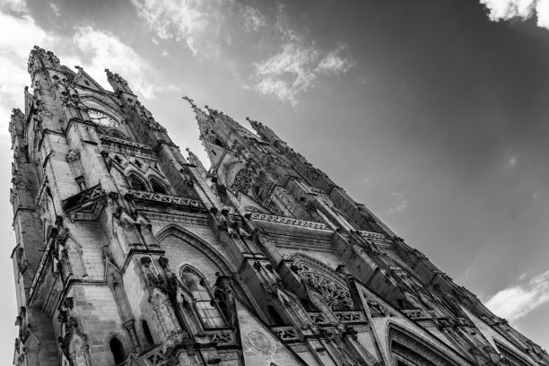 基多历史中心的国家投票大教堂图片下载