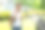 一个穿着白衬衫背书包的学生站在绿色的公园里。图片下载