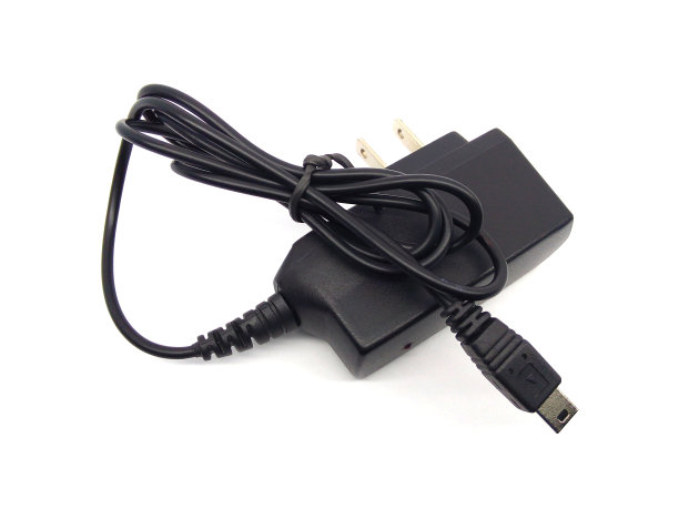 白色背景上的旧手机充电器特写。图片下载