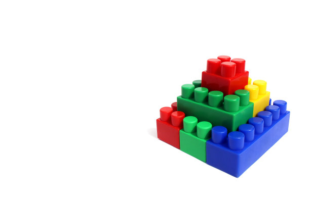 设计师明亮的多色立方体散落在一个孤立的白色背景上。图片下载