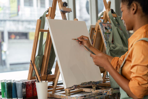 艺术家与铅笔素描图片在艺术工作室图片下载