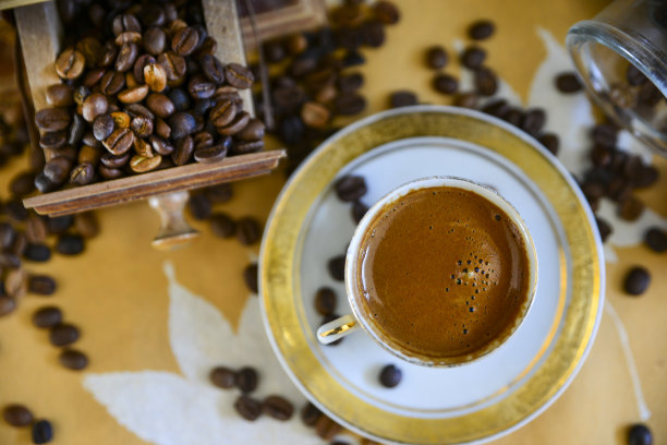 土耳其咖啡和老式手工咖啡研磨机与烘焙咖啡豆图片下载