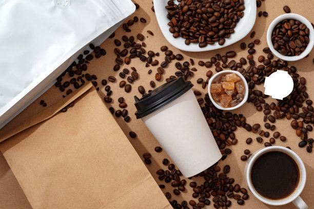 空白棕色牛皮纸袋与咖啡豆和纸杯为您的设计图片下载