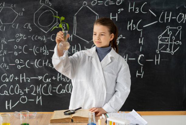 小生物化学家用小植物触摸试管，女科学家将装有植物的烧瓶呈上，微笑着用实验室里的其他工具看着镜头，用植物做实验图片下载