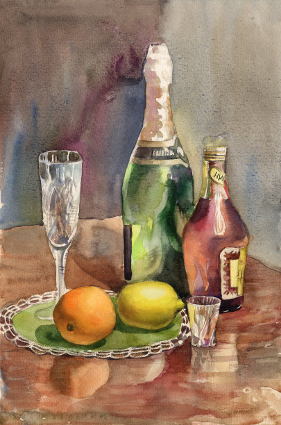 水彩画，擦亮的木桌上的新年静物，玻璃瓶的苏联香槟，粉红色的酒，水晶酒杯和白兰地酒杯，橙色和柠檬在绿色蕾丝餐巾上图片下载