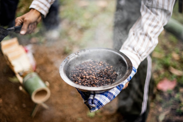泰国北部山区部落用铝碗盛着刚烤好的咖啡豆。图片下载
