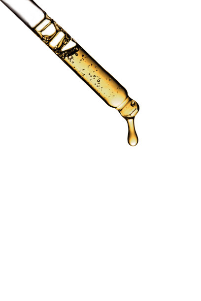 特写化妆吸管与精华和明确滴在白色背景。图片下载