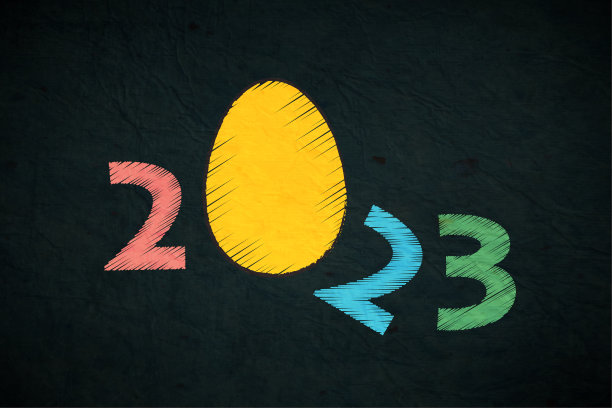 创意漫画或有趣的水平矢量背景或海报或横幅，大字体文本2023年在充满活力的彩色笔触图案上划痕的垃圾质感黑色背景，就像一张皱皱的绉纸倾斜2和一个黄色的复活节彩蛋图片下载