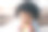 一个可爱的小女孩躺在客厅的地板上玩玩具图片下载