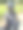戴着头盔和手套骑摩托车的年轻女子图片下载