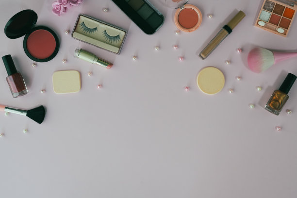 装饰化妆品，化妆工具和配件在粉红色的背景上为你的文本拷贝空间。美丽与时尚的概念。图片下载
