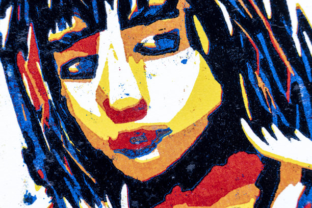 年轻体贴的女孩的特写看着你原来的木刻图片下载