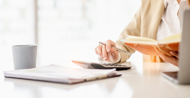 亚洲女商人顾问工作的数字平板电脑和管理大数据，并分析公司的财务文件。图片下载