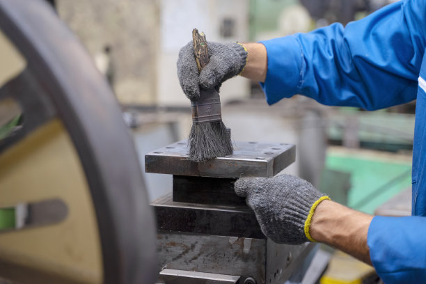 工厂里的蓝领工人和同事。图片下载