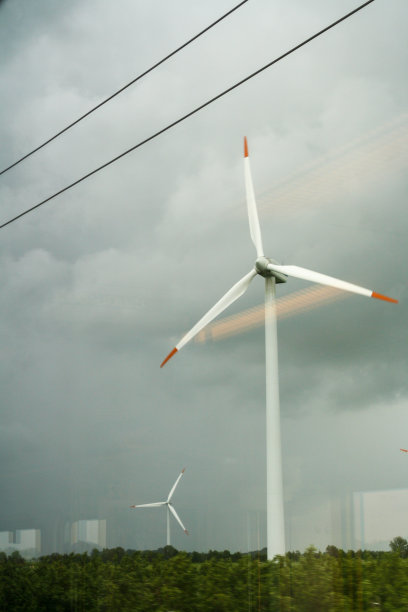 从行驶中的火车内观察德国农村风力涡轮机的近景图片下载
