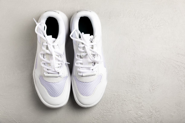 有纹理的白色帆布鞋，时尚，男女皆宜。运动鞋是积极的生活方式。产品照片和悬浮概念。街头风格。副本的空间。放文字的地方。图片下载
