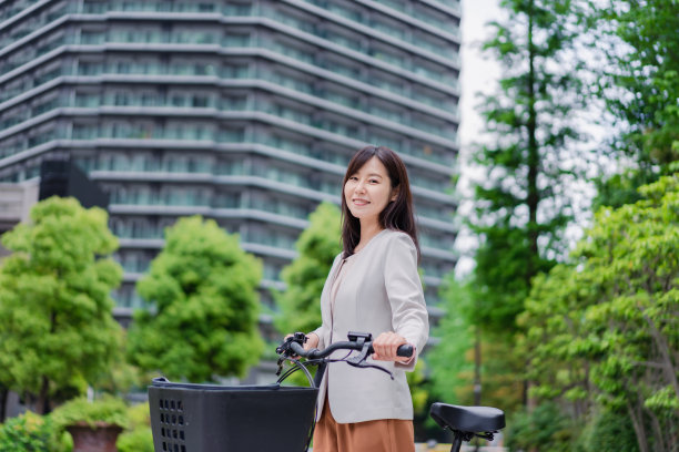 年轻的女商人骑自行车上班图片下载