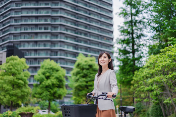 年轻的女商人骑自行车上班图片下载