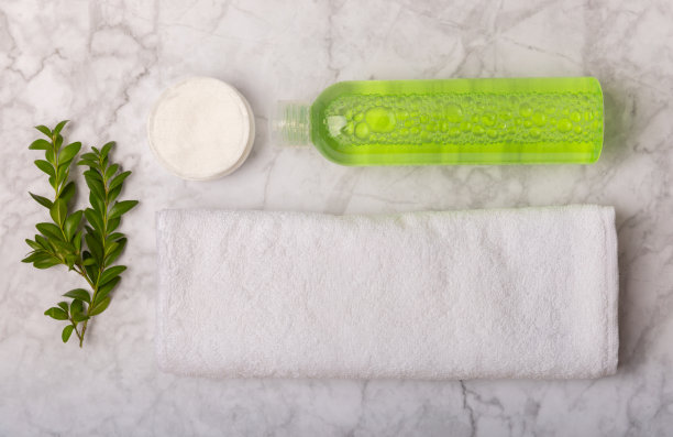 胶束清洁水、棉签、毛巾及护垫，用于卸妆及清洁皮肤皮脂。美丽的概念。皮肤护理。文本空间。灭克磷。些图片下载