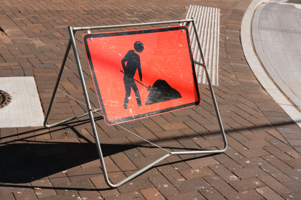 橙色道路施工警告标志图片下载