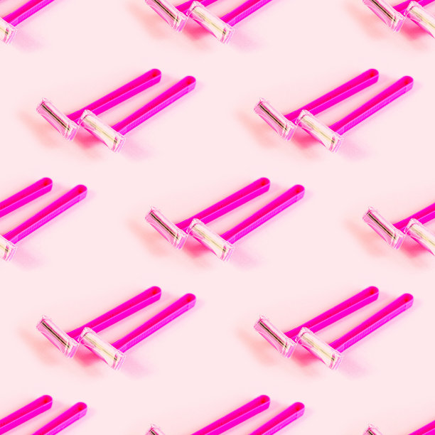 粉色一次性女人剃刀重复无缝模式上轻粉彩背景。脱毛，脱毛程序和剃须包装纸设计图片下载