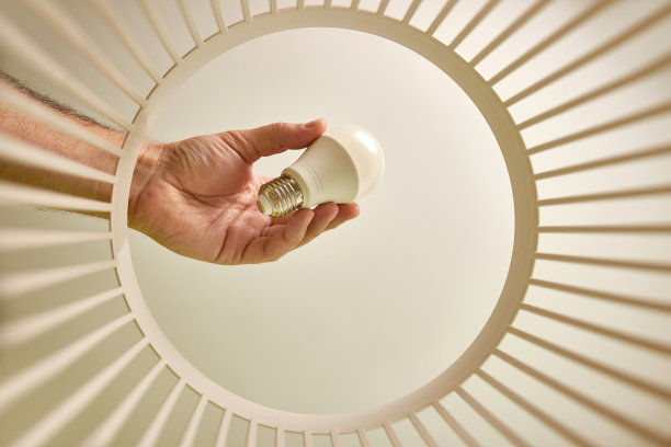 LED灯被扔进垃圾桶进行处理和回收。从下面看。废物处置和处理的概念。图片下载