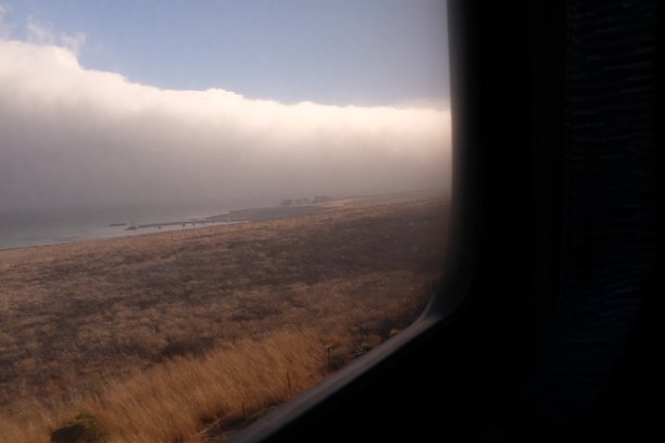 太平洋冲浪班轮列车靠窗座位图片下载