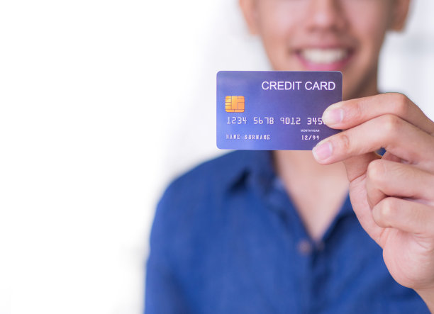 一个人正准备用信用卡购物图片下载