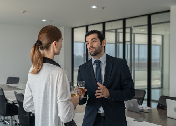 商人们喝着香槟庆祝投资协议的成功图片下载