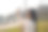 漂亮的年轻亚洲女性用智能手机拍照。一个可爱的越南年轻女子戴着无线耳机，手里拿着一瓶水图片下载
