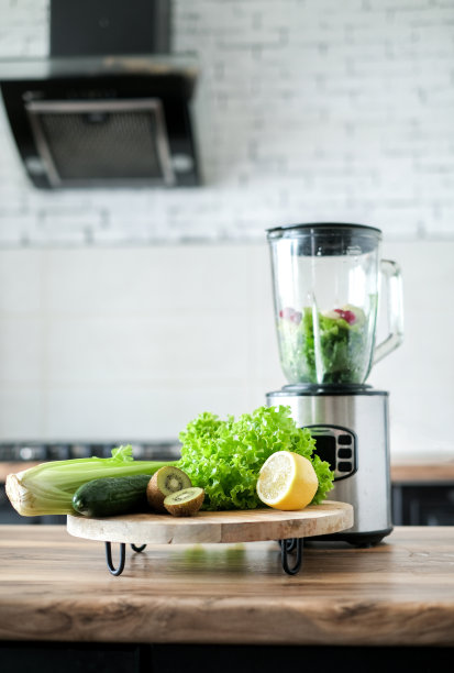 在厨房的木桌上用搅拌机搅拌冰沙和产品的原料图片下载