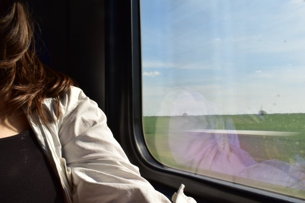 女人在火车上做白日梦图片下载