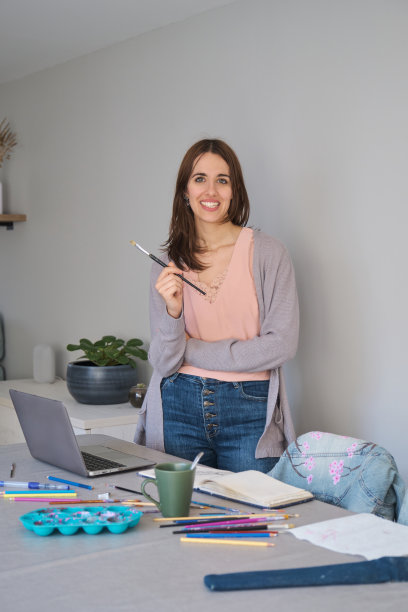 一位艺术家兼企业家的肖像，微笑着看着镜头。图片下载